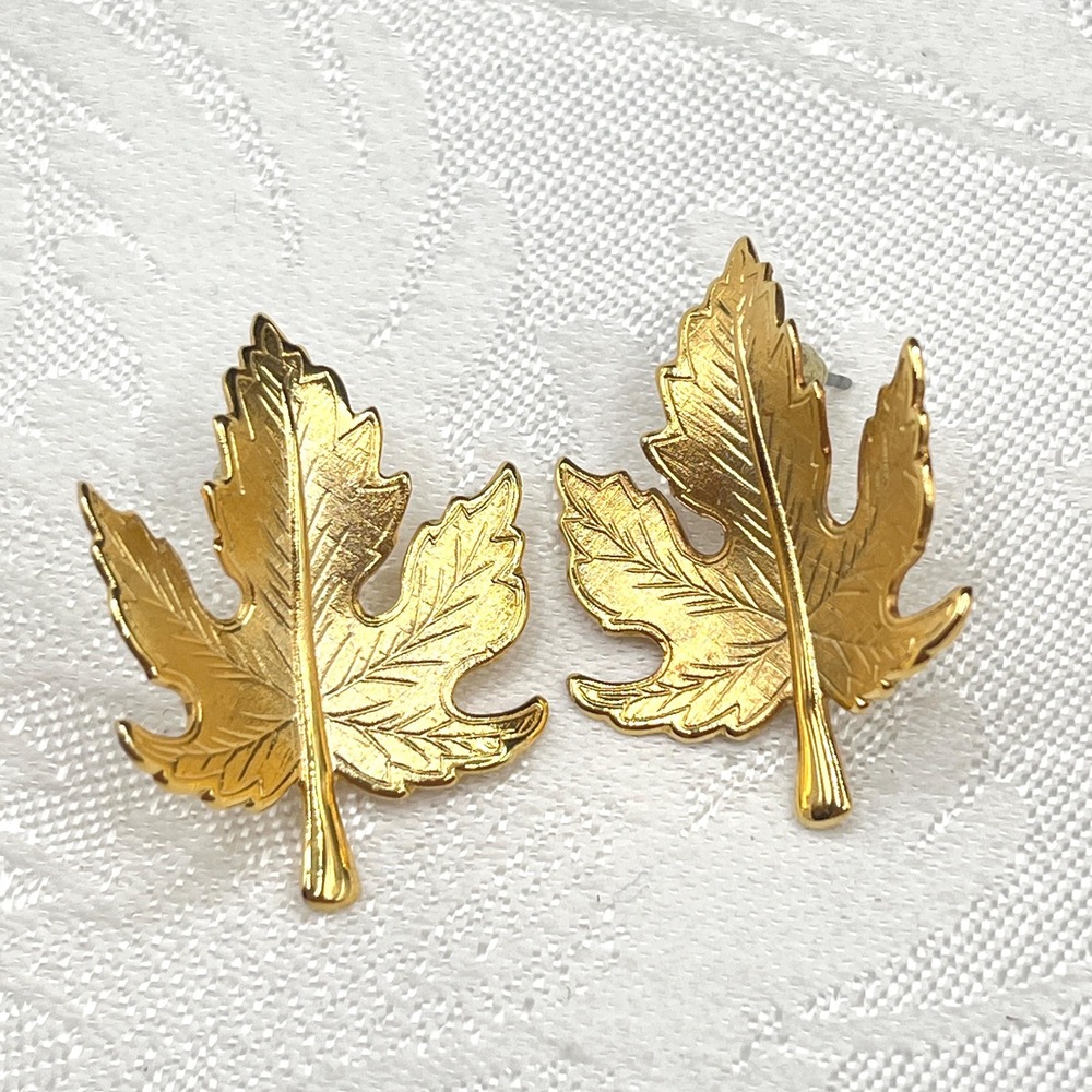 Vintage Small Classic Elegant Mid-Century Style Gold Tone Leaf Pierced Earrings